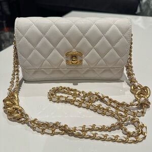 CHANEL White Quilted Clutch with Gold Chain